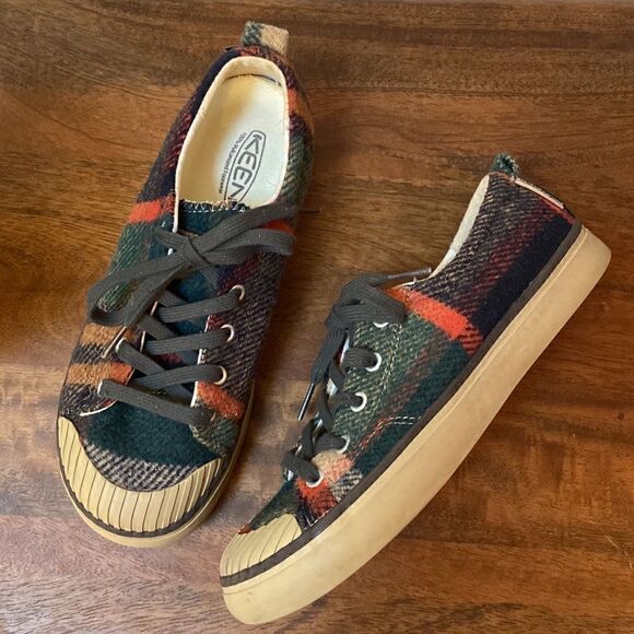 KEEN Elsa Fleece Plaid Sneakers Size 7 - Picture 1 of 11